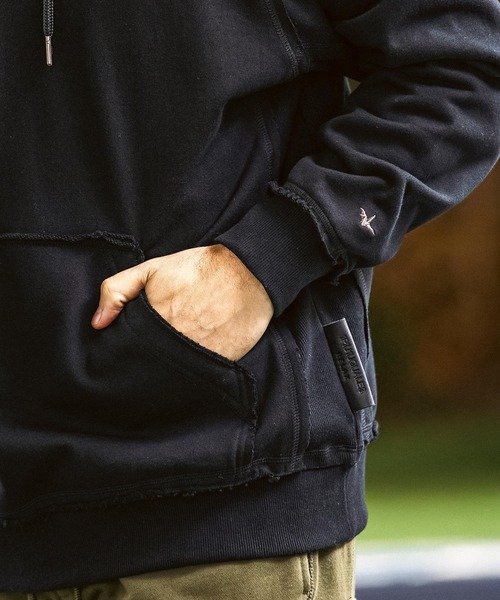 1PIU1UGUALE3  RELAX （ウノピゥウノウグァーレトレ リラックス）の「1PIU1UGUALE3 RELAX(ウノピゥウノウグァーレトレ リラックス)カットオフ スウェットプルオーバーパーカー（パーカー・メンズ・ブラック/グレー・XL/L/M/S/XXL）」の6枚目の写真