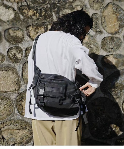 WESTBOY(ウエストボーイ)の「マルチWAY ユニセックス マルチポケット テックショルダーバッグ WO26S5BG10(ショルダーバッグ・メンズ・ブラック・FREE)」の5枚目の写真