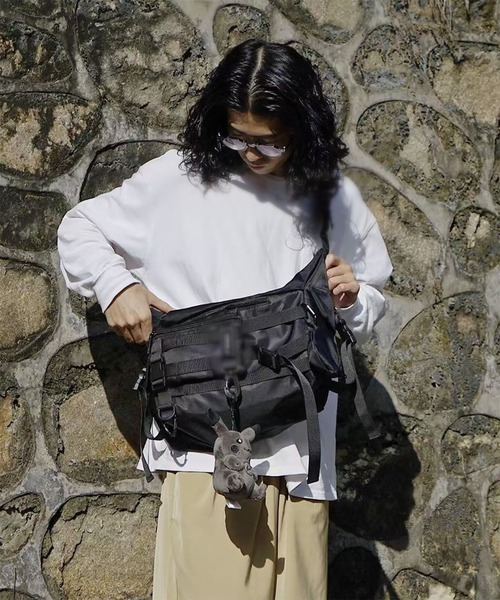 WESTBOY(ウエストボーイ)の「マルチWAY ユニセックス マルチポケット テックショルダーバッグ WO26S5BG10(ショルダーバッグ・メンズ・ブラック・FREE)」の6枚目の写真