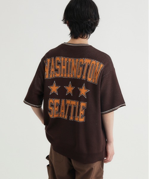 Right-on（ライトオン）の「【Refurbish】グラフィックロゴ ジャガードニットTシャツ (サマーニット / アメカジ / ドロップショルダー)（ニット/セーター・メンズ・ネイビー/イエロー/キナリ/ブラック/ブラウン・M/L/XL/S）」の3枚目の写真