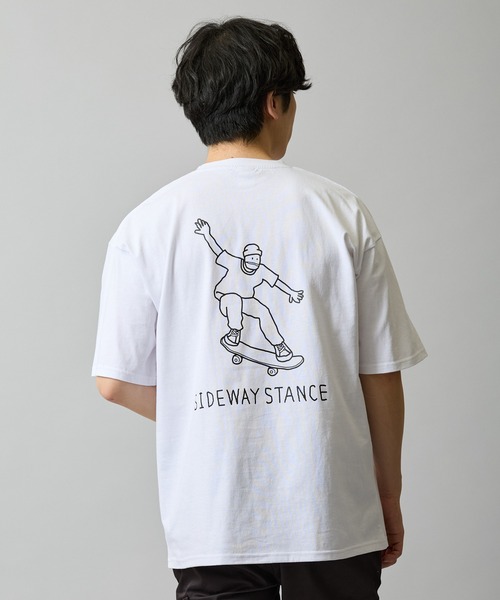 En serio TOKYO(エンソリオトーキョー)の「【SIDEWAYSTANCE】イラストスケーター半袖Tシャツ 70707(Tシャツ/カットソー・メンズ・カーキ/ブラック/ホワイト・MEDIUM/LARGE/X-LARGE/SMALL)」の3枚目の写真