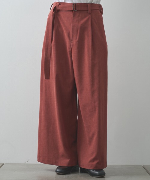 UJOH(ウジョー)の「【UJOH HOMME/ウジョー】別注 Belted Wide Flare Pants(スラックス・メンズ・ブラウン/ブラック/チャコールグレー・4/5)」の1枚目の写真