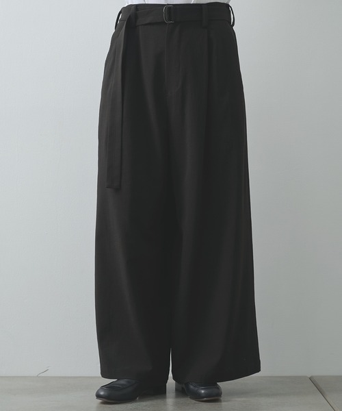 UJOH(ウジョー)の「【UJOH HOMME/ウジョー】別注 Belted Wide Flare Pants(スラックス・メンズ・ブラウン/ブラック/チャコールグレー・4/5)」の2枚目の写真