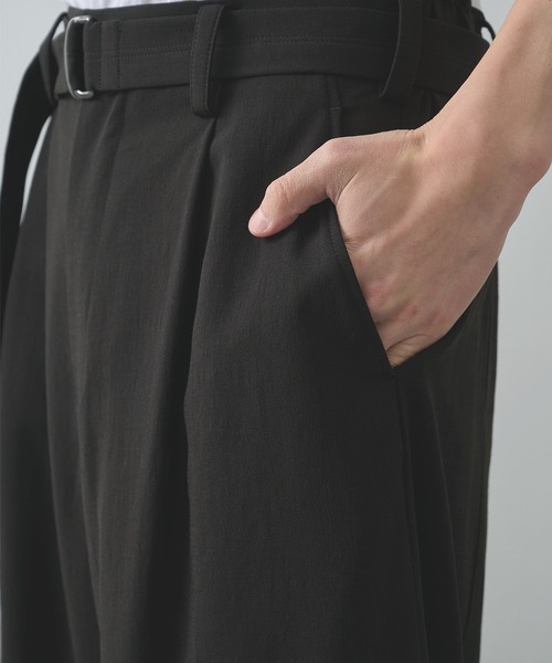 UJOH(ウジョー)の「【UJOH HOMME/ウジョー】別注 Belted Wide Flare Pants(スラックス・メンズ・ブラウン/ブラック/チャコールグレー・4/5)」の16枚目の写真