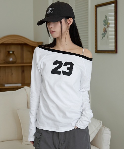 UNE MANSION(ユヌマンション)の「【オフショルダー/ワンショルダー2WAY着用可能】バイカラーナンバリング長袖Tシャツカットソー(Tシャツ/カットソー・レディース・ネイビー/ホワイト/イエロー・FREE)」の1枚目の写真