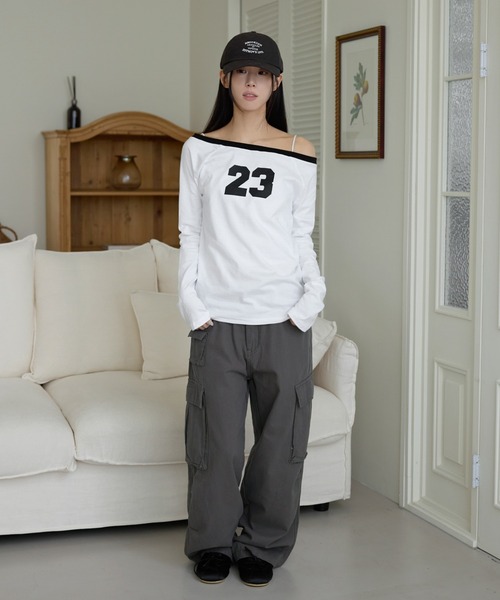 UNE MANSION(ユヌマンション)の「【オフショルダー/ワンショルダー2WAY着用可能】バイカラーナンバリング長袖Tシャツカットソー(Tシャツ/カットソー・レディース・ネイビー/ホワイト/イエロー・FREE)」の7枚目の写真
