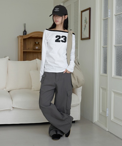 UNE MANSION(ユヌマンション)の「【オフショルダー/ワンショルダー2WAY着用可能】バイカラーナンバリング長袖Tシャツカットソー(Tシャツ/カットソー・レディース・ネイビー/ホワイト/イエロー・FREE)」の4枚目の写真