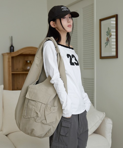 UNE MANSION(ユヌマンション)の「【オフショルダー/ワンショルダー2WAY着用可能】バイカラーナンバリング長袖Tシャツカットソー(Tシャツ/カットソー・レディース・ネイビー/ホワイト/イエロー・FREE)」の6枚目の写真