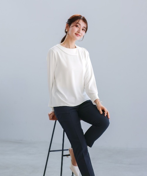 White Collection（ホワイトコレクション）の「【 顔まわり華やぐ 】 ソフトデシン・アシメカラーフレアブラウス（シャツ/ブラウス・レディース・サックスブルー/ピンク/オフホワイト・M/L/S）」の4枚目の写真