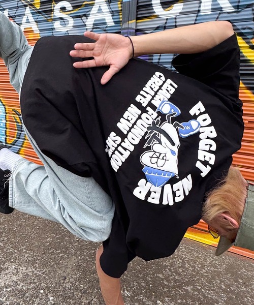FORGET NEVER(フォーゲットネバー)の「【ムラサキスポーツ限定】FORGET NEVER/フォーゲットネバー コラボレーション 半袖 Tシャツ グラフィックTシャツ 263OO1ST943FN(Tシャツ/カットソー・メンズ・ブラック/ホワイト・L/XL/M)」の2枚目の写真