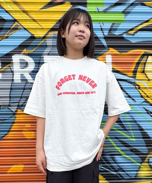 FORGET NEVER(フォーゲットネバー)の「【ムラサキスポーツ限定】FORGET NEVER/フォーゲットネバー コラボレーション 半袖 Tシャツ グラフィックTシャツ 263OO1ST943FN(Tシャツ/カットソー・メンズ・ブラック/ホワイト・L/XL/M)」の3枚目の写真