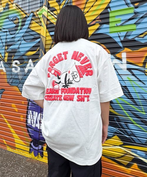 FORGET NEVER(フォーゲットネバー)の「【ムラサキスポーツ限定】FORGET NEVER/フォーゲットネバー コラボレーション 半袖 Tシャツ グラフィックTシャツ 263OO1ST943FN(Tシャツ/カットソー・メンズ・ブラック/ホワイト・L/XL/M)」の4枚目の写真