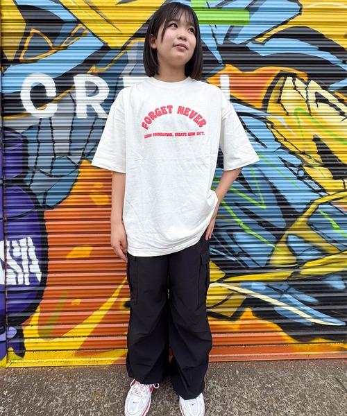 FORGET NEVER(フォーゲットネバー)の「【ムラサキスポーツ限定】FORGET NEVER/フォーゲットネバー コラボレーション 半袖 Tシャツ グラフィックTシャツ 263OO1ST943FN(Tシャツ/カットソー・メンズ・ブラック/ホワイト・L/XL/M)」の5枚目の写真