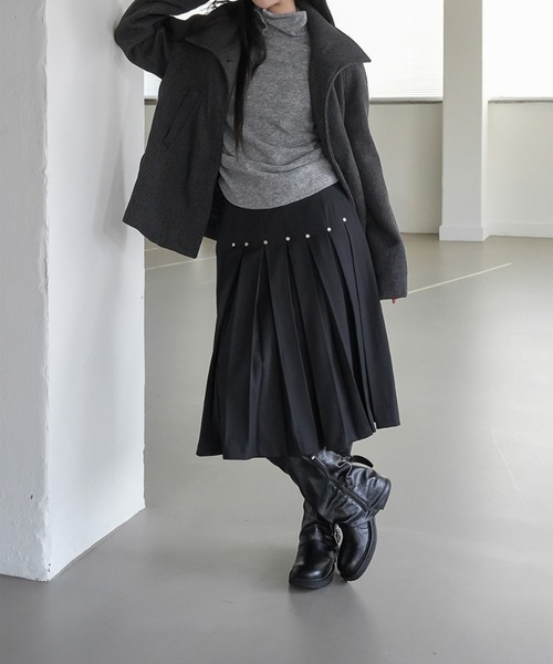 LYEON(リヨン)の「スタッズプリーツミディスカート(スカート・レディース・ブラック/ブラウン・FREE)」の17枚目の写真