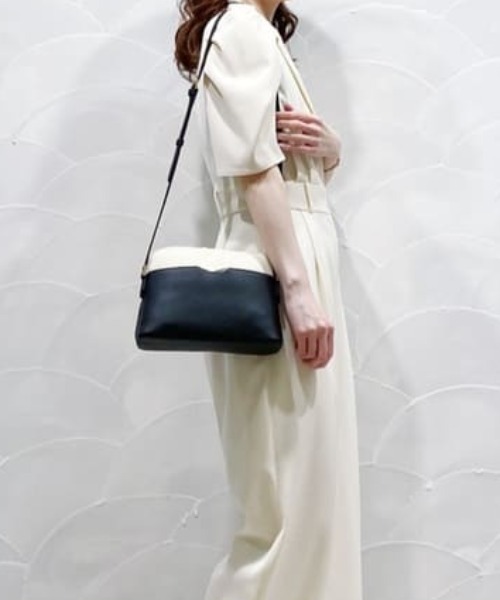 Samantha Thavasa（サマンサタバサ）の「サマンサギャレット バイカラーショルダーバッグ[Revival Collection]（ショルダーバッグ・レディース・ブルー/ブラック/ピンクベージュ/グレイッシュベージュ・FREE）」の2枚目の写真