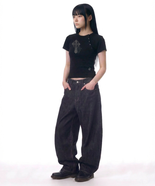 DAMISH（ダミシュ）の「ヴィンテージクロス斜めボタンTシャツ_ブラック（Tシャツ/カットソー・レディース・ブラック・OS）」の2枚目の写真