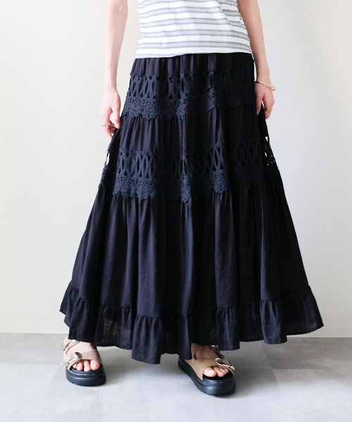 DOLLUPOOPS(ドールアップウップス)の「Lace Panel Tiered Long Skirt(レース切替ティアードロングスカート)(スカート・レディース・オフホワイト/ブラック・FREE)」の2枚目の写真