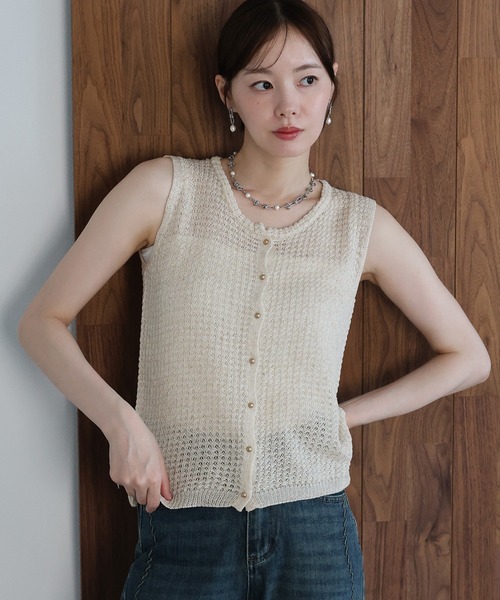 J by blue(ジェイバイブルー)の「ゴールドボタンニットベスト(ニット/セーター・レディース・ベージュ/オフホワイト/グレー・MEDIUM)」の3枚目の写真