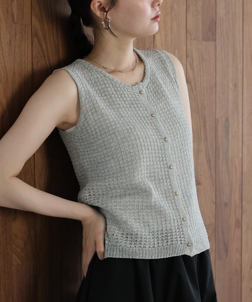 J by blue(ジェイバイブルー)の「ゴールドボタンニットベスト(ニット/セーター・レディース・ベージュ/オフホワイト/グレー・MEDIUM)」の1枚目の写真