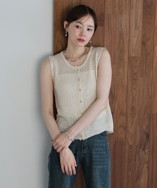 J by blue(ジェイバイブルー)の「ゴールドボタンニットベスト(ニット/セーター・レディース・ベージュ/オフホワイト/グレー・MEDIUM)」の21枚目の写真