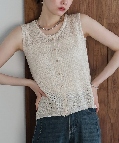 J by blue(ジェイバイブルー)の「ゴールドボタンニットベスト(ニット/セーター・レディース・ベージュ/オフホワイト/グレー・MEDIUM)」の4枚目の写真