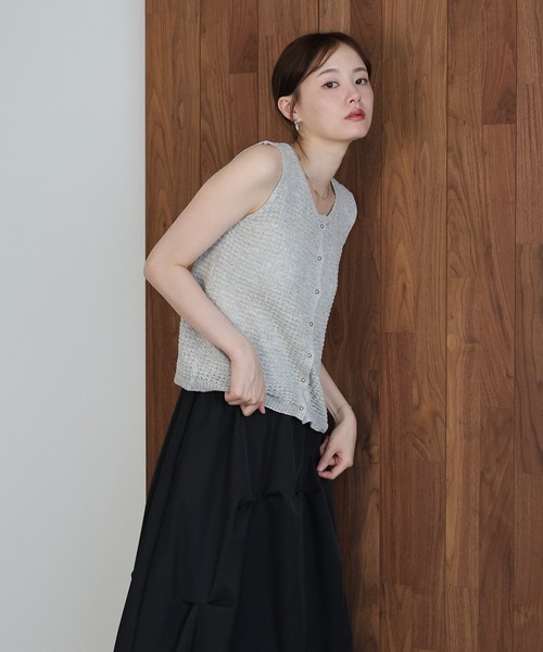 J by blue(ジェイバイブルー)の「ゴールドボタンニットベスト(ニット/セーター・レディース・ベージュ/オフホワイト/グレー・MEDIUM)」の14枚目の写真