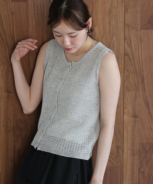 J by blue(ジェイバイブルー)の「ゴールドボタンニットベスト(ニット/セーター・レディース・ベージュ/オフホワイト/グレー・MEDIUM)」の16枚目の写真