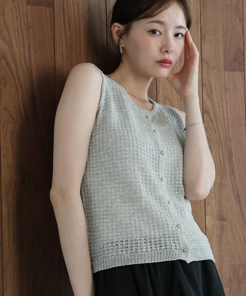 J by blue(ジェイバイブルー)の「ゴールドボタンニットベスト(ニット/セーター・レディース・ベージュ/オフホワイト/グレー・MEDIUM)」の17枚目の写真