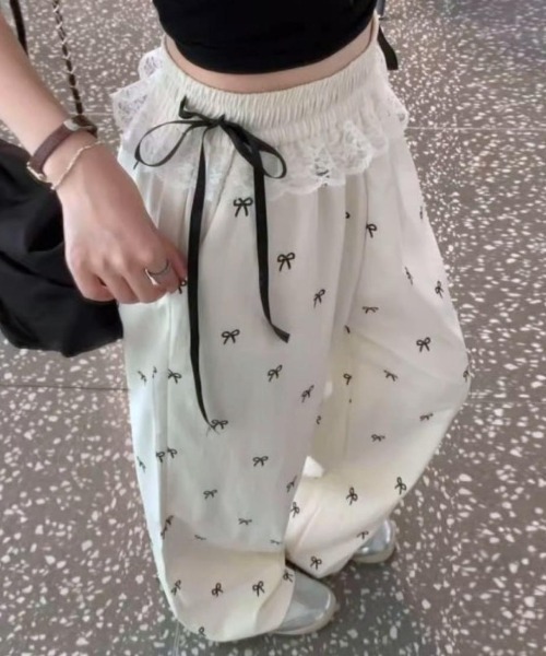 maison de LATIR(メゾンドラティール)の「ゆるっと楽ちん、フェミニンなリボン柄パンツ(その他パンツ・レディース・ホワイト/ブラック・FREE)」の6枚目の写真