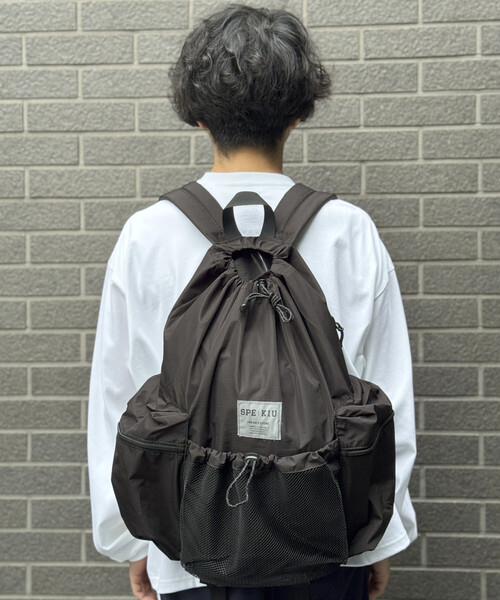 KiU（キウ）の「SPECIAL OTHERS × FREAK'S STORE x KiU/スペシャル・アザース × フリークスストア × キウ BF SPE x KIU DRAWSTRING BACKPACK（バックパック/リュック・メンズ・ブラック・ONE SIZE）」の11枚目の写真