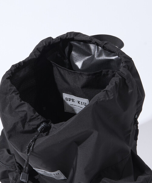 KiU（キウ）の「SPECIAL OTHERS × FREAK'S STORE x KiU/スペシャル・アザース × フリークスストア × キウ BF SPE x KIU DRAWSTRING BACKPACK（バックパック/リュック・メンズ・ブラック・ONE SIZE）」の5枚目の写真