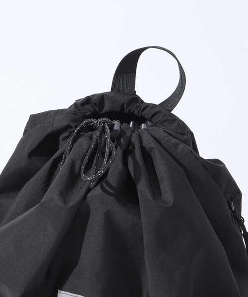 KiU（キウ）の「SPECIAL OTHERS × FREAK'S STORE x KiU/スペシャル・アザース × フリークスストア × キウ BF SPE x KIU DRAWSTRING BACKPACK（バックパック/リュック・メンズ・ブラック・ONE SIZE）」の4枚目の写真