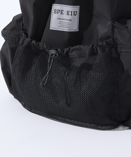 KiU（キウ）の「SPECIAL OTHERS × FREAK'S STORE x KiU/スペシャル・アザース × フリークスストア × キウ BF SPE x KIU DRAWSTRING BACKPACK（バックパック/リュック・メンズ・ブラック・ONE SIZE）」の3枚目の写真