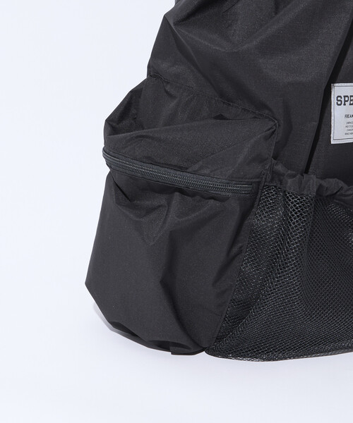 KiU（キウ）の「SPECIAL OTHERS × FREAK'S STORE x KiU/スペシャル・アザース × フリークスストア × キウ BF SPE x KIU DRAWSTRING BACKPACK（バックパック/リュック・メンズ・ブラック・ONE SIZE）」の2枚目の写真