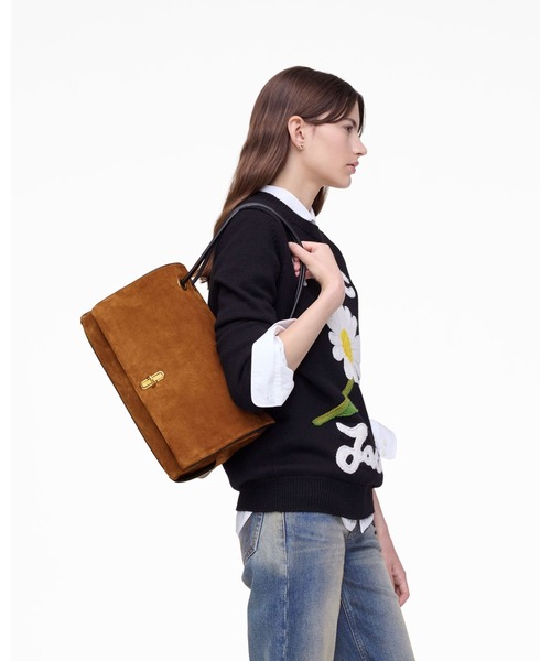 MARC JACOBS（マークジェイコブス）の「SUEDE DUAL SHOULDER BAG/ザ スエード デュアル バッグ ショルダー ラージ（ショルダーバッグ・レディース・ブラウン・ONE SIZE）」の2枚目の写真