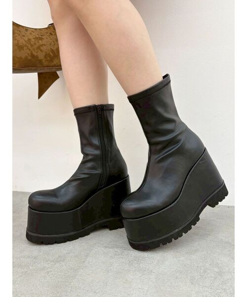 EVRIS(エヴリス)の「フェイクレザープラットフォームブーツ(ブーツ・レディース・ブラック/ブラウン・LARGE/MEDIUM/SMALL)」の14枚目の写真