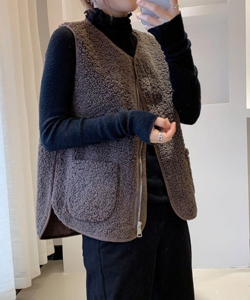 SEU(エスイーユー)の「もこもこ感が愛らしい♪ ノーカラーボアベスト もこもこ オフィスカジュアル きれいめカジュアル レディース重ね着韓国風(ベスト・レディース・ベージュ/アイボリー/ブラウン・フリー)」の19枚目の写真