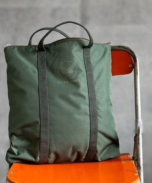 MAISON CLUB(メゾンクラブ)の「【MAISON CLUB】USAF 50's ヘルメットバッグ ステンシルあり SPD(トートバッグ・メンズ・ブラック/オリーブ・FREE)」の2枚目の写真