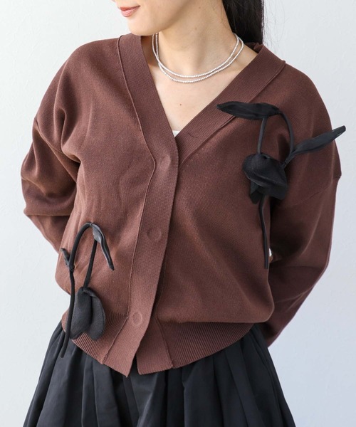 Three Four Time(スリーフォータイム)の「フラワーモチーフニットカーディガン(カーディガン/ボレロ・レディース・ベージュ/ブラウン・FREE)」の1枚目の写真