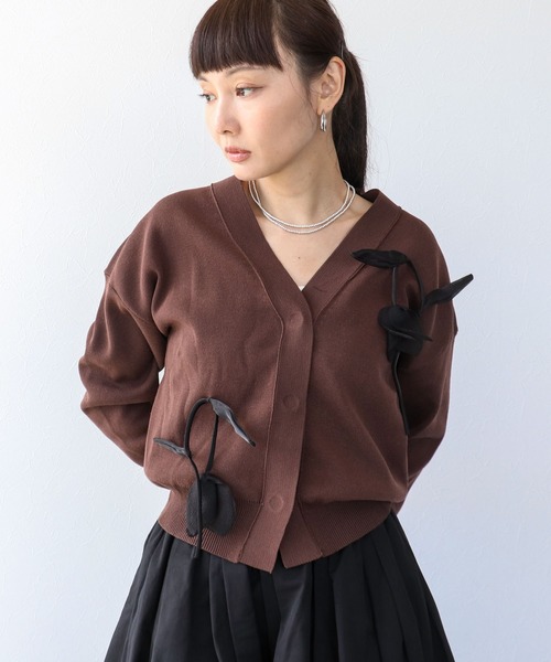 Three Four Time(スリーフォータイム)の「フラワーモチーフニットカーディガン(カーディガン/ボレロ・レディース・ベージュ/ブラウン・FREE)」の16枚目の写真