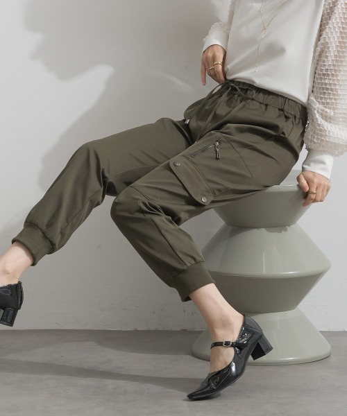Material（Avenue）（マテリアル）の「【Material】圧縮ツイル ドロストウエスト ワークポケット リブ裾 ジョガー パンツ（カーゴパンツ・レディース・ピンクベージュ/ダークカーキ/ブラック・FREE）」の3枚目の写真