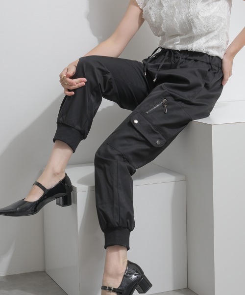 Material（Avenue）（マテリアル）の「【Material】圧縮ツイル ドロストウエスト ワークポケット リブ裾 ジョガー パンツ（カーゴパンツ・レディース・ピンクベージュ/ダークカーキ/ブラック・FREE）」の2枚目の写真