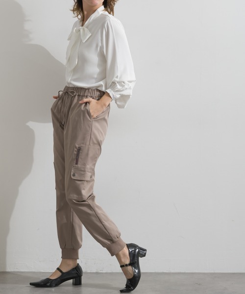 Material（Avenue）（マテリアル）の「【Material】圧縮ツイル ドロストウエスト ワークポケット リブ裾 ジョガー パンツ（カーゴパンツ・レディース・ピンクベージュ/ダークカーキ/ブラック・FREE）」の4枚目の写真