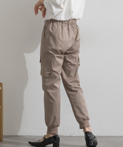 Material（Avenue）（マテリアル）の「【Material】圧縮ツイル ドロストウエスト ワークポケット リブ裾 ジョガー パンツ（カーゴパンツ・レディース・ピンクベージュ/ダークカーキ/ブラック・FREE）」の5枚目の写真