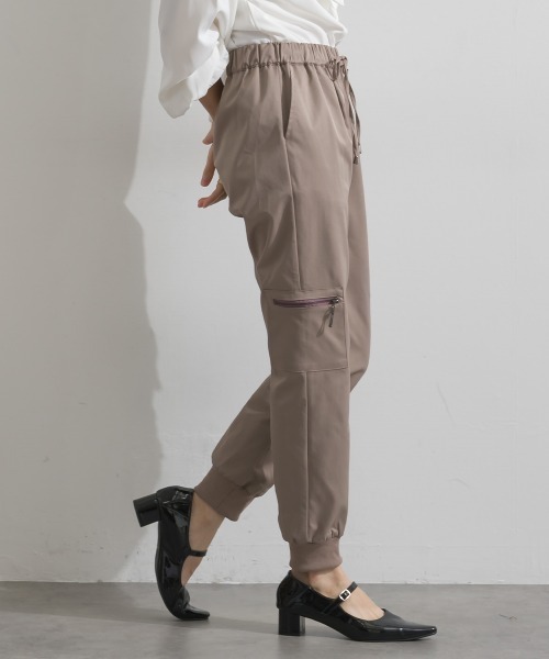 Material（Avenue）（マテリアル）の「【Material】圧縮ツイル ドロストウエスト ワークポケット リブ裾 ジョガー パンツ（カーゴパンツ・レディース・ピンクベージュ/ダークカーキ/ブラック・FREE）」の6枚目の写真