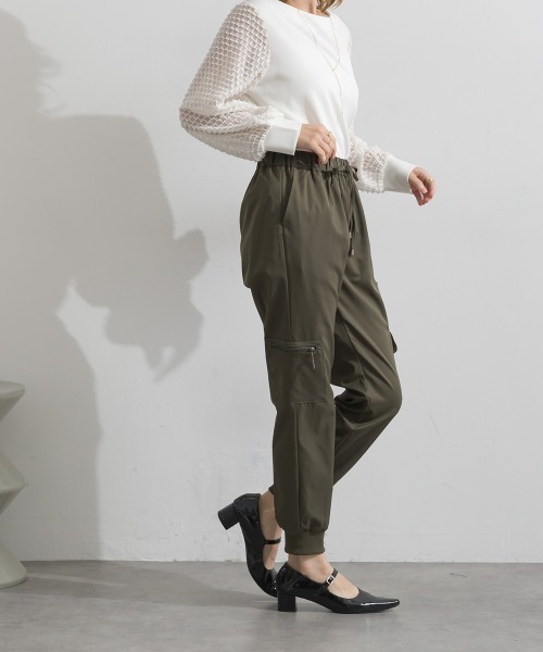 Material（Avenue）（マテリアル）の「【Material】圧縮ツイル ドロストウエスト ワークポケット リブ裾 ジョガー パンツ（カーゴパンツ・レディース・ピンクベージュ/ダークカーキ/ブラック・FREE）」の10枚目の写真