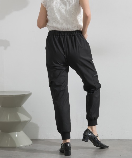 Material（Avenue）（マテリアル）の「【Material】圧縮ツイル ドロストウエスト ワークポケット リブ裾 ジョガー パンツ（カーゴパンツ・レディース・ピンクベージュ/ダークカーキ/ブラック・FREE）」の20枚目の写真
