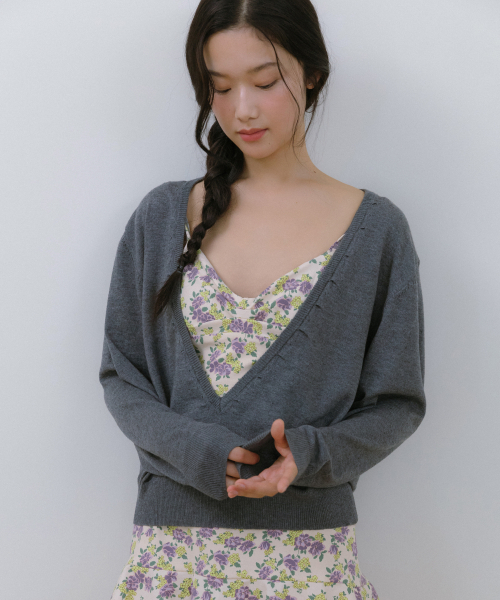 MELLOTORY(メロートリー)の「ディープVネックニットトップス(2色)(ニット/セーター・レディース・ブラック/グレー・FREE)」の3枚目の写真