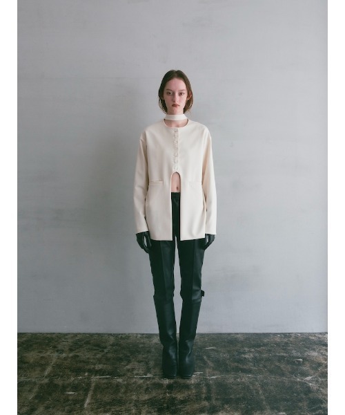ILANIS（イラニス）の「Quiet Collarless Choker Jacket（ノーカラージャケット・レディース・アイボリー/ブラック・FREE）」の15枚目の写真