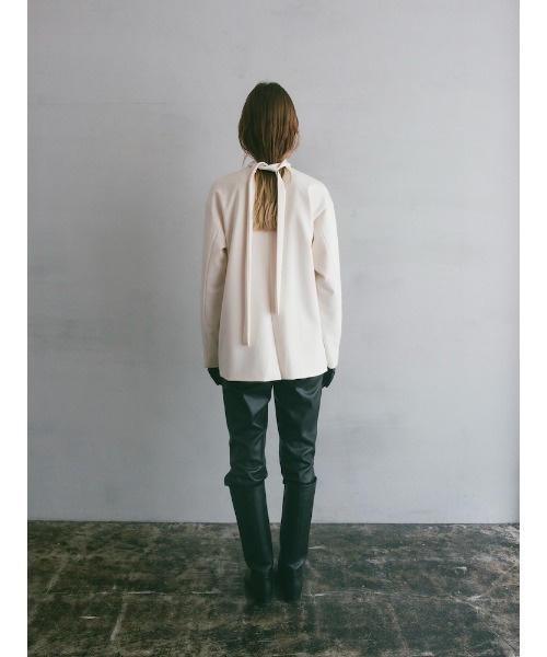 ILANIS（イラニス）の「Quiet Collarless Choker Jacket（ノーカラージャケット・レディース・アイボリー/ブラック・FREE）」の16枚目の写真